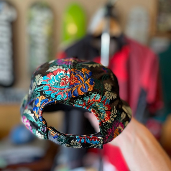 Beautiful floral silk hat shiny reflective 3D embroidery - Picture 7 of 8